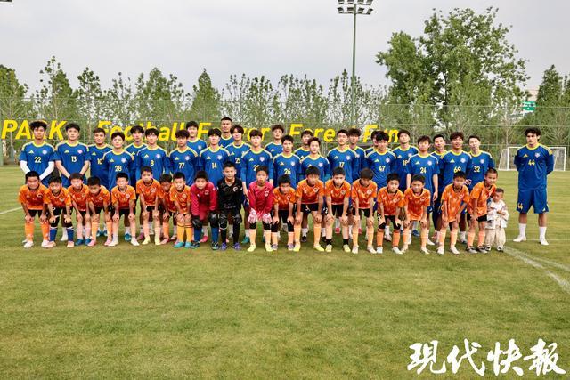 九游娱乐-苏超南京队举行公开训练:吸引近百名市民围观,还和小学生来了一场热身赛